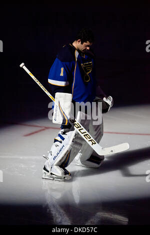 04 nov., 2011 - Saint Louis, Missouri, États-Unis - Blues de Saint-Louis Le gardien Brian Elliott (1) comme vu avant le match entre les Canucks de Vancouver et les Blues de Saint-Louis au Scottrade Center à Saint Louis, Missouri. Défait 3-2 Canucks Blues (crédit Image : © Jimmy Simmons/ZUMAPRESS.com)/Southcreek Banque D'Images