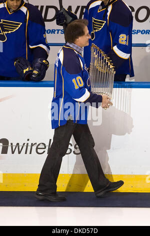 04 nov., 2011 - Saint Louis, Missouri, États-Unis - St Louis Cardinals entraîneur Tony LaRussa comme vu avant le match de LNH entre les Canucks de Vancouver et les Blues de Saint-Louis au Scottrade Center à Saint Louis, Missouri. Défait 3-2 Canucks Blues (crédit Image : © Jimmy Simmons/ZUMAPRESS.com)/Southcreek Banque D'Images