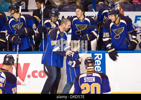 04 nov., 2011 - Saint Louis, Missouri, États-Unis - St Louis Cardinals Photo Chris Carpenter & fils comme vu avant le match de LNH entre les Canucks de Vancouver et les Blues de Saint-Louis au Scottrade Center à Saint Louis, Missouri. Défait 3-2 Canucks Blues (crédit Image : © Jimmy Simmons/ZUMAPRESS.com)/Southcreek Banque D'Images
