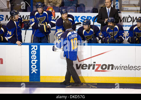 04 nov., 2011 - Saint Louis, Missouri, États-Unis - St Louis Cardinals entraîneur Tony LaRussa comme vu avant le match de LNH entre les Canucks de Vancouver et les Blues de Saint-Louis au Scottrade Center à Saint Louis, Missouri. Défait 3-2 Canucks Blues (crédit Image : © Jimmy Simmons/ZUMAPRESS.com)/Southcreek Banque D'Images