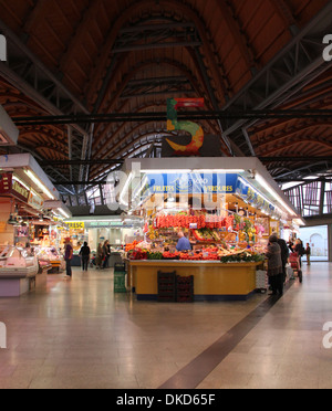 Un étal de fruits et légumes au marché Mercat de Santa Caterina à Barcelone Banque D'Images