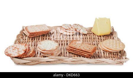 Certains des craquelins et du fromage sur la plaque en osier isolé sur fond blanc Banque D'Images