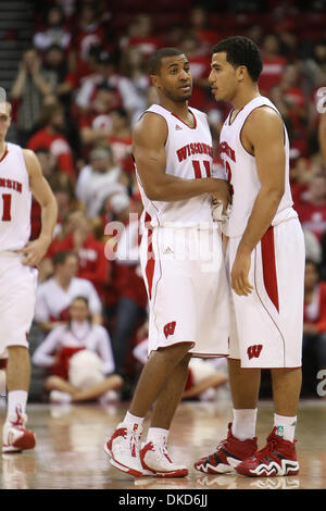 Le 5 novembre 2011 - Madison, Wisconsin, États-Unis - Wisconsin Sr. guard Jordan Taylor (11) entretiens avec le Wisconsin Fr. Traevon garde Jackson (12)Le Wisconsin Badgers défait l'UW-Stevens Point de communication 80-54 au Kohl Center à Madison, Wisconsin. (Crédit Image : © John Fisher/Southcreek/ZUMAPRESS.com) Banque D'Images