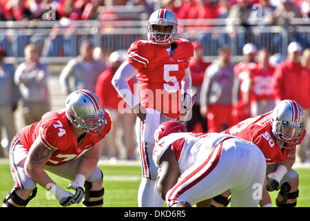 Le 5 novembre 2011 - Columbus, Ohio, États-Unis - Ohio State Buckeyes quarterback Braxton Miller (5) regarde au-dessus de la défense derrière Ohio State Buckeyes offensive ligne Michael Brewster (50) et l'offensive ligne Buckeyes Jack Mewhort (74) dans le premier quart du jeu entre l'Indiana et Ohio State à l'Ohio Stadium, Columbus, Ohio. Ohio State a battu Indiana 34-20. (Crédit Image : © Scott S Banque D'Images
