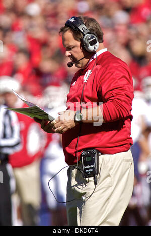 Le 5 novembre 2011 - Columbus, Ohio, États-Unis - Indiana Hoosiers entraîneur en chef Kevin Wilson donne sur son tableau de jeu au cours du deuxième trimestre du jeu entre l'Indiana et Ohio State à l'Ohio Stadium, Columbus, Ohio. Ohio State a battu Indiana 34-20. (Crédit Image : © Scott Stuart/ZUMAPRESS.com)/Southcreek Banque D'Images