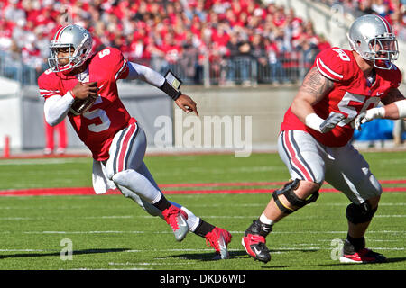 Le 5 novembre 2011 - Columbus, Ohio, États-Unis - Ohio State Buckeyes offensive ligne Michael Brewster (50) les blocs comme Ohio State Buckeyes quarterback Braxton Miller (5) prend son envol sur une quarterback dessiner au troisième trimestre du jeu entre l'Indiana et Ohio State à l'Ohio Stadium, Columbus, Ohio. Ohio State a battu Indiana 34-20. (Crédit Image : © Scott Stuart/ZUMAPRESS.com)/Southcreek Banque D'Images