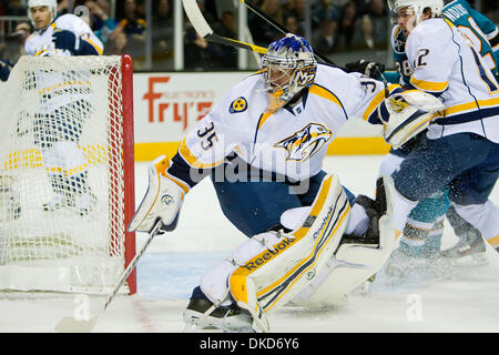 Le 5 novembre, 2011 - San Jose, Californie, États-Unis - Nashville Pekka Rinne gardien (35) montres la rondelle lors de la match de hockey entre les Predators de Nashville et les Sharks de San Jose à San Jose, CA. Les requins sont à égalité avec les prédateurs de 0-0 à la fin de la première période. (Crédit Image : © Damon/ZUMAPRESS.com) Tarver/Southcreek Banque D'Images