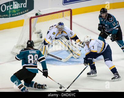 Le 5 novembre, 2011 - San Jose, Californie, États-Unis - Nashville Pekka Rinne gardien (35) montres la rondelle lors de la match de hockey entre les Predators de Nashville et les Sharks de San Jose à San Jose, CA.Les requins prédateurs le plomb 2-1 à la fin de la deuxième période. (Crédit Image : © Damon/ZUMAPRESS.com) Tarver/Southcreek Banque D'Images