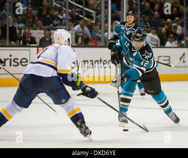 Le 5 novembre, 2011 - San Jose, Californie, États-Unis - San Jose Sharks en avant Patrick Marleau (12) pousse la rondelle sur la glace pendant la match de hockey entre les Predators de Nashville et les Sharks de San Jose à San Jose, CA.Les requins prédateurs défait le 4-3. (Crédit Image : © Damon/ZUMAPRESS.com) Tarver/Southcreek Banque D'Images