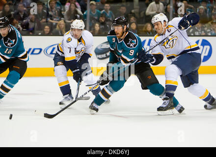 Le 5 novembre, 2011 - San Jose, Californie, États-Unis - San Jose Sharks avant Martin Havlat (9) pousse la rondelle sur la glace pendant la match de hockey entre les Predators de Nashville et les Sharks de San Jose à San Jose, CA.Les requins prédateurs défait le 4-3. (Crédit Image : © Damon/ZUMAPRESS.com) Tarver/Southcreek Banque D'Images