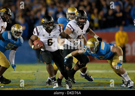 Le 5 novembre 2011 - Pasadena, Californie, États-Unis - Arizona State Sun Devils running back Cameron Marshall # 6 en action au cours de la NCAA Football match entre l'Arizona State Sun Devils et l'UCLA Bruins au Rose Bowl. UCLA a ensuite battu les Sun Devils avec un score final de 29-28. (Crédit Image : © Brandon/ZUMAPRESS.com) Parry/Southcreek Banque D'Images