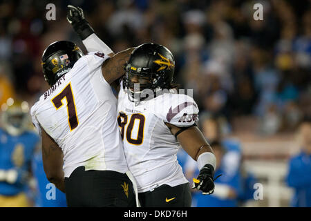Le 5 novembre 2011 - Pasadena, Californie, États-Unis - Arizona State Sun Devils de secondeur Vontaze Burfict # 7 et Arizona State Sun Devils va attaquer défensive Sutton # 90 célébrer au cours de la NCAA Football match entre l'Arizona State Sun Devils et l'UCLA Bruins au Rose Bowl. UCLA a ensuite battu les Sun Devils avec un score final de 29-28. (Crédit Image : © Brandon Parry/Southcreek/ Banque D'Images