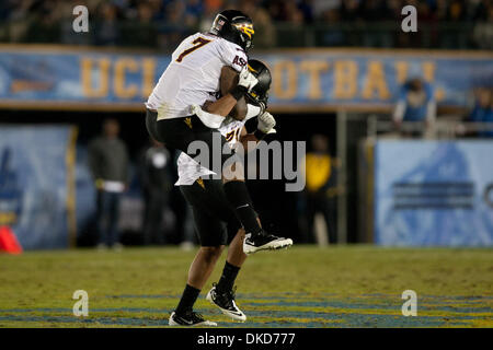 Le 5 novembre 2011 - Pasadena, Californie, États-Unis - Arizona State Sun Devils de secondeur Colin Parker # 21 et Arizona State Sun Devils de secondeur Vontaze Burfict # 7 célébrer un sac au cours de la NCAA Football match entre l'Arizona State Sun Devils et l'UCLA Bruins au Rose Bowl. UCLA a ensuite battu les Sun Devils avec un score final de 29-28. (Crédit Image : © Brandon Parry/Southcree Banque D'Images