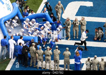 Le 5 novembre 2011 - Colorado Springs, Colorado, États-Unis - Air Force Falcons entraîneur en chef Troy Calhoun mène son équipe sur le terrain avant le match contre l'armée des chevaliers noirs. Air Force provenait de derrière pour battre 24-14 de l'armée. Les faucons de l'Armée de l'air a accueilli l'Armée Rangers noir à Falcon Stadium à Colorado Springs, CO (Image Crédit : © Isaiah Downing/ZUMApress.com)/Southcreek Banque D'Images