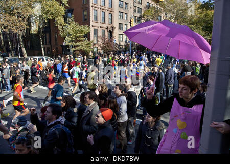 6 novembre 2011 - New York, New York, États-Unis - plus de 4900 coureurs amateurs et profession participent à la New York City Marathon à mesure qu'ils avancent à Brooklyn avec des milliers d'specatators d'encouragement. La course a commencé en 1970 avec 127 coureurs participants voyageant à travers les cinq quartiers de la ville. (Crédit Image : © Gary Dwight Miller/ZUMAPRESS.com) Banque D'Images