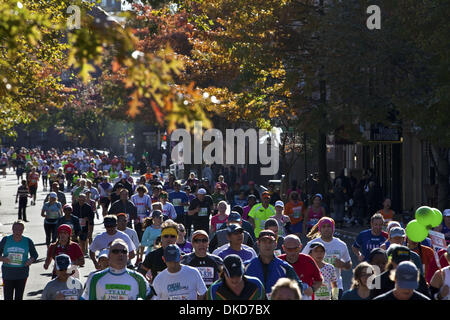 6 novembre 2011 - New York, New York, États-Unis - plus de 4900 coureurs amateurs et profession participent à la New York City Marathon à mesure qu'ils avancent à Brooklyn avec des milliers d'specatators d'encouragement. La course a commencé en 1970 avec 127 coureurs participants voyageant à travers les cinq quartiers de la ville. (Crédit Image : © Gary Dwight Miller/ZUMAPRESS.com) Banque D'Images