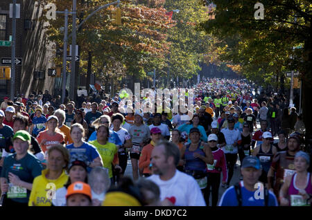 6 novembre 2011 - New York, New York - Plus de 4900 coureurs amateurs et profession participent à la New York City Marathon à mesure qu'ils avancent à Brooklyn avec des milliers d'specatators d'encouragement. La course a commencé en 1970 avec 127 coureurs participants voyageant à travers les cinq quartiers de la ville. (Crédit Image : © Gary Dwight Miller/ZUMAPRESS.com) Banque D'Images