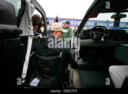 6 novembre 2011 - Fort Worth, Texas, USA - 6 novembre 2011. Fort Worth, Texas, USA. Le Cpl. Kenneth Kalish de Tomball entre dans le camion qui lui ont été données par les personnes à mobilité Patriot Fonds avant la NASCAR Sprint Cup Series Texas 500 AAA à la Texas Motor Speedway à Fort Worth, Texas. (Crédit Image : © Ralph Lauer/ZUMAPRESS.com) Banque D'Images