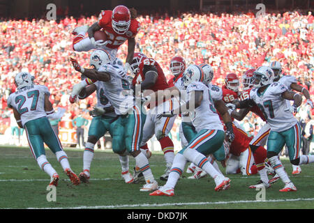 6 novembre 2011 - Kansas City, Missouri, États-Unis - Kansas City Chiefs DEXTER MCCLUSTER running back (22) saute sur la défense pour une tentative à la fin de la zone au Arrowhead Stadium. (Crédit Image : © James Allison/Southcreek/ZUMAPRESS.com) Banque D'Images