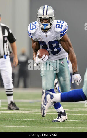 6 novembre 2011 - Arlington, Texas, United States of America - Dallas Cowboys running back DeMarco Murray (29) pointes jusqu'au milieu au cours de l'action de jeu comme les Seattle Seahawks face-off contre les Cowboys de Dallas au Cowboys Stadium à Arlington, au Texas. La défaite des Cowboys les Seahawks 23-13. (Crédit Image : © Steven Leija/ZUMAPRESS.com)/Southcreek Banque D'Images