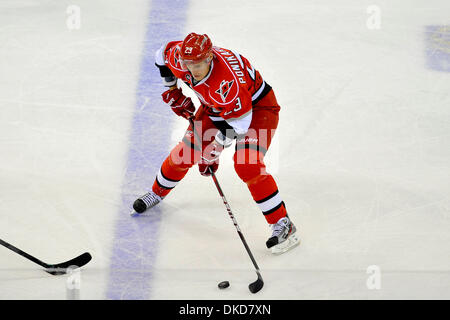 6 novembre 2011 - Raleigh, Caroline du Nord, États-Unis - Carolina Hurricanes aile gauche Alexei Ponikarovsky (23) prend la rondelle le long des.Stars défait les Hurricanes 5-2 au RBC Center de Raleigh en Caroline du Nord. (Crédit Image : © Anthony Barham/ZUMAPRESS.com)/Southcreek Banque D'Images