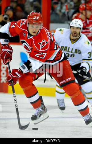 6 novembre 2011 - Raleigh, Caroline du Nord, États-Unis - Carolina Hurricanes aile gauche Alexei Ponikarovsky (23) prend la rondelle sur la glace.Stars défait les Hurricanes 5-2 au RBC Center de Raleigh en Caroline du Nord. (Crédit Image : © Anthony Barham/ZUMAPRESS.com)/Southcreek Banque D'Images