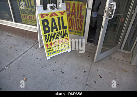 Serf sous caution en face de la prison de la ville de Brooklyn, New York. Banque D'Images