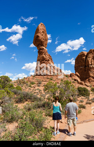 Les promeneurs sur le sentier Balanced Rock, Arches National Park, Utah, USA Banque D'Images