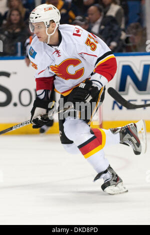 4 novembre 2011 - Buffalo, New York, États-Unis - le défenseur des Flames de Calgary Anton Babchuk (# 33) en action au cours d'un match contre les Sabres de Buffalo au First Niagara Center. Buffalo a gagné le match 2-1. (Crédit Image : © Mark/ZUMAPRESS.com) Konezny/Southcreek Banque D'Images