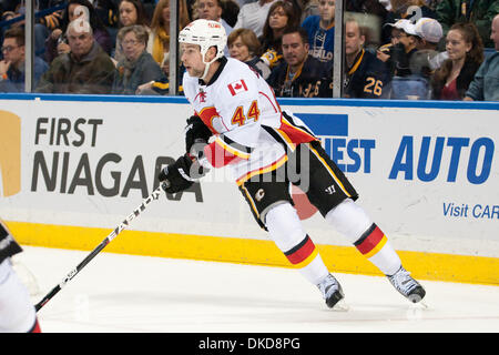 4 novembre 2011 - Buffalo, New York, États-Unis - le défenseur des Flames de Calgary Chris Butler (# 44) patins avec la rondelle dans un match contre les Sabres de Buffalo au First Niagara Center. Buffalo a gagné le match 2-1. (Crédit Image : © Mark/ZUMAPRESS.com) Konezny/Southcreek Banque D'Images