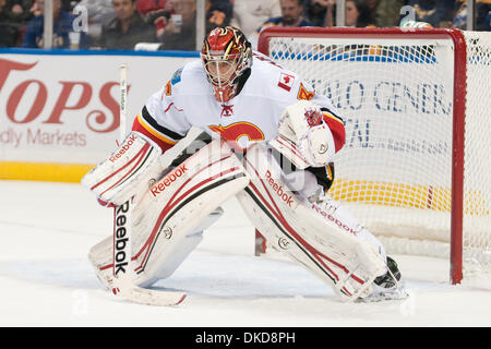 4 novembre 2011 - Buffalo, New York, États-Unis - le gardien des Flames de Calgary Henrik Karlsson (# 35) les gardiens de but dans un match contre les Sabres de Buffalo au First Niagara Center. Buffalo a gagné le match 2-1. (Crédit Image : © Mark/ZUMAPRESS.com) Konezny/Southcreek Banque D'Images