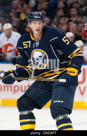 4 novembre 2011 - Buffalo, New York, États-Unis - le défenseur des Sabres de Buffalo Tyler Myers (# 57) en action au cours d'un match contre les Flames de Calgary au First Niagara Center. Buffalo a gagné le match 2-1. (Crédit Image : © Mark/ZUMAPRESS.com) Konezny/Southcreek Banque D'Images