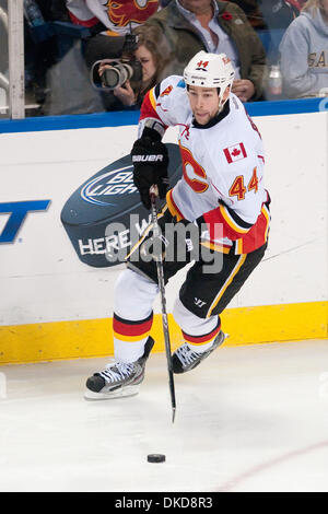 4 novembre 2011 - Buffalo, New York, États-Unis - le défenseur des Flames de Calgary Chris Butler (# 44) patins avec la rondelle dans un match contre les Sabres de Buffalo au First Niagara Center. Buffalo a gagné le match 2-1. (Crédit Image : © Mark/ZUMAPRESS.com) Konezny/Southcreek Banque D'Images