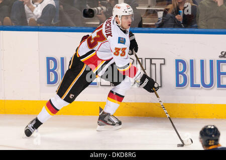 4 novembre 2011 - Buffalo, New York, États-Unis - le défenseur des Flames de Calgary Anton Babchuk (# 33) en action au cours d'un match contre les Sabres de Buffalo au First Niagara Center. Buffalo a gagné le match 2-1. (Crédit Image : © Mark/ZUMAPRESS.com) Konezny/Southcreek Banque D'Images