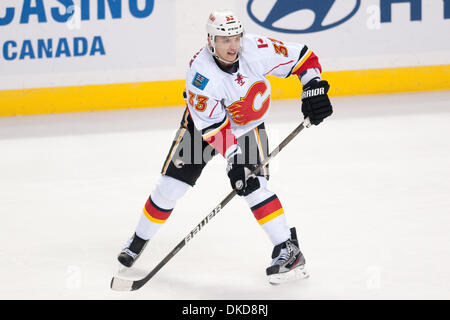 4 novembre 2011 - Buffalo, New York, États-Unis - le défenseur des Flames de Calgary Anton Babchuk (# 33) en action au cours d'un match contre les Sabres de Buffalo au First Niagara Center. Buffalo a gagné le match 2-1. (Crédit Image : © Mark/ZUMAPRESS.com) Konezny/Southcreek Banque D'Images