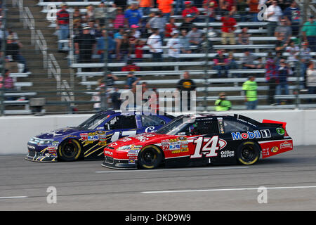 6 novembre 2011 - Fort Worth, Texas, US - pilotes de NASCAR Sprint Cup Matt Kenseth (17) et Tony Stewart (14) Bataille pour la position au cours de l'AAA Texas 500 Sprint Cup Series l'action au Texas Motor Speedway. Tony Stewart (14) et de l'équipe Office Depot/mobile 1 gagner le Texas 500 AAA. (Crédit Image : © Andrew Dieb/ZUMAPRESS.com)/Southcreek Banque D'Images