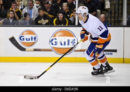 Le 7 novembre, 2011 - Boston, Massachusetts, États-Unis - New York Islanders aile gauche Brian Rolston (11) s'occupe de la rondelle. Les Bruins de Boston, vaincre les Islanders de New York 6 - 2 au TD Garden. (Crédit Image : © Geoff Southcreek/ZUMAPRESS.com)/Bolte Banque D'Images