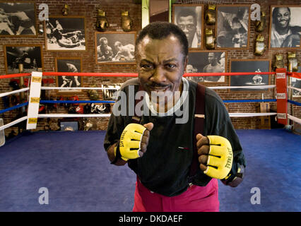 Le 7 novembre 2011 - Boxer 'Smokin' Joe Frazier est décédé après une bataille avec le cancer du foie. William Joseph 'joe' Frazier (12 janvier 1944 - 7 novembre 2011). Frazier est un ancien et incontesté World Heavyweight Champion de boxe, dont la carrière professionnelle a duré de 1965 à 1976, avec un bref retour en 1981. En 1970, Frazier défait Ali sur des points dans le très attendu 'Fi Banque D'Images