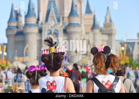 Portant des oreilles de Mickey Mouse à marcher vers le Château de Cendrillon, Magic Kingdom, Disney World Resort, Orlando Floride HS Banque D'Images