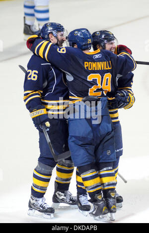 8 novembre 2011 - Buffalo, New York, États-Unis - Sabres de Buffalo center Derek Roy (9) célèbre la victoire sur les heures supplémentaires les Jets de Winnipeg avec des Sabres de Buffalo aile droite Jason Pominville (29) et de Sabres de Buffalo aile gauche Thomas Vanek (26) sur les first Niagara Center à Buffalo, New York. Buffalo défait Winnipeg 6-5 en prolongation. (Crédit Image : © Michael Johnson/Southcreek/ZUMAPRESS.com) Banque D'Images
