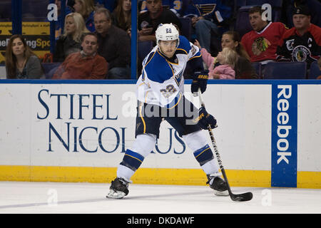 8 novembre 2011 - Saint Louis, Missouri, États-Unis - le défenseur des Blues de Saint-Louis Kevin Shattenkirk (22) en action lors d'une partie de la LNH entre les Blackhawks de Chicago et les Blues de Saint-Louis au Scottrade Center à Saint Louis, Missouri. Les Blues de Saint-Louis a défait les Blackhawks de Chicago 3-0. (Crédit Image : © Scott Kane/Southcreek/ZUMAPRESS.com) Banque D'Images