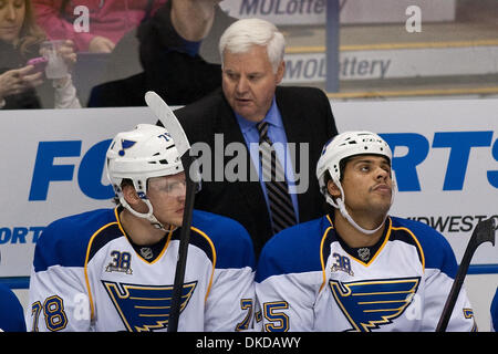 8 novembre 2011 - Saint Louis, Missouri, États-Unis - Blues de Saint-Louis L'entraîneur-chef Ken Hitchcock comme vu lors d'une partie de la LNH entre les Blackhawks de Chicago et les Blues de Saint-Louis au Scottrade Center à Saint Louis, Missouri. Les Blues de Saint-Louis a défait les Blackhawks de Chicago 3-0. (Crédit Image : © Scott Kane/Southcreek/ZUMAPRESS.com) Banque D'Images