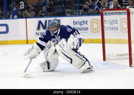 9 novembre 2011 - Tampa, Floride, États-Unis - le Lightning de Tampa Bay le gardien Dwayne Roloson (30) au cours de la période 1 d'un match de hockey entre les Flyers de Philadelphie et le Lightning de Tampa Bay. (Crédit Image : © Don Montague/Southcreek/ZUMAPRESS.com) Banque D'Images