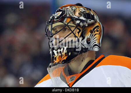 9 novembre 2011 - Tampa, Floride, États-Unis - le Lightning de Tampa Bay le gardien Dwayne Roloson (30) au cours de la période 2 d'un match de hockey entre les Flyers de Philadelphie et le Lightning de Tampa Bay. (Crédit Image : © Don Montague/Southcreek/ZUMAPRESS.com) Banque D'Images