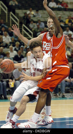 Déc 03, 2006 ; San Jose, CA, USA ; garde côtière Stanford MITCH JOHNSON trouve son chemin bloqué en roulant la ligne de base par MARTIN ZENO de Texas Tech durant leur jeu au HP Pavilion. Stanford gagne le premier de deux matches dans la 10e édition de Pete Newell Défi, 70-59. Crédit obligatoire : Photo par Bob Pepping/Contra Costa Times/ZUMA Press. (©) Copyright 2006 par Contra Costa Times Banque D'Images