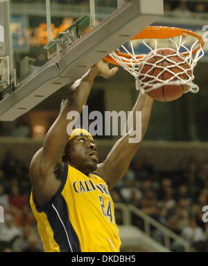 Déc 03, 2006 ; San Jose, CA, USA ; ce début de dunk par Theo Robertson était l'un des rares points forts du premier semestre pour Cal pendant leur match contre l'Université du Nevada au HP Pavilion. Nevada a remporté le deuxième des deux jeux de la 10e conférence annuelle de Pete Newell Défi, 77-71. Crédit obligatoire : Photo par Bob Pepping/Contra Costa Times/ZUMA Press. (©) Copyright 2006 par Contra Costa Times Banque D'Images