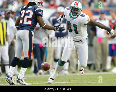 Dec 10, 2006 ; Miami Gardens, FL, USA ; Miami Dolphins receveur Marty Booker célèbre après avoir fait une première baisse des captures d'un Joey Harrington en face de la Patriots Asante Samuels dimanche après-midi au Dolphin Stadium. Au cours de la Patriots 21-0 les dauphins. Crédit obligatoire : Photo de Bill Ingram/Palm Beach Post/ZUMA Press. (©) Copyright 2006 par Palm Beach Post Banque D'Images