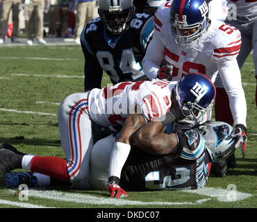 Dec 10, 2006 ; Charlotte, NC, USA ; NFL football : Carolina Panthers # 34 DeANGELO Williams est abordé comme les Panthers perdent pour les Giants de New York 27-13 comme ils ont joué à la Bank of America Stadium situé au centre-ville de Charlotte. Crédit obligatoire : Photo par Jason Moore/ZUMA Press. (©) Copyright 2006 par Jason Moore Banque D'Images