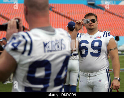 Jan 30, 2007 - Miami, Floride, USA - Poulain # 69 MATT ULRICH records un moment au cours de la journée des médias au Super Bowl XLI. Banque D'Images