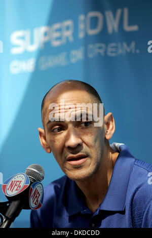 Jan 30, 2007 - Miami, Floride, Etats-Unis - l'entraîneur-chef des Colts TONY DUNGY répond aux questions des médias lors du Super Bowl XLI. Banque D'Images